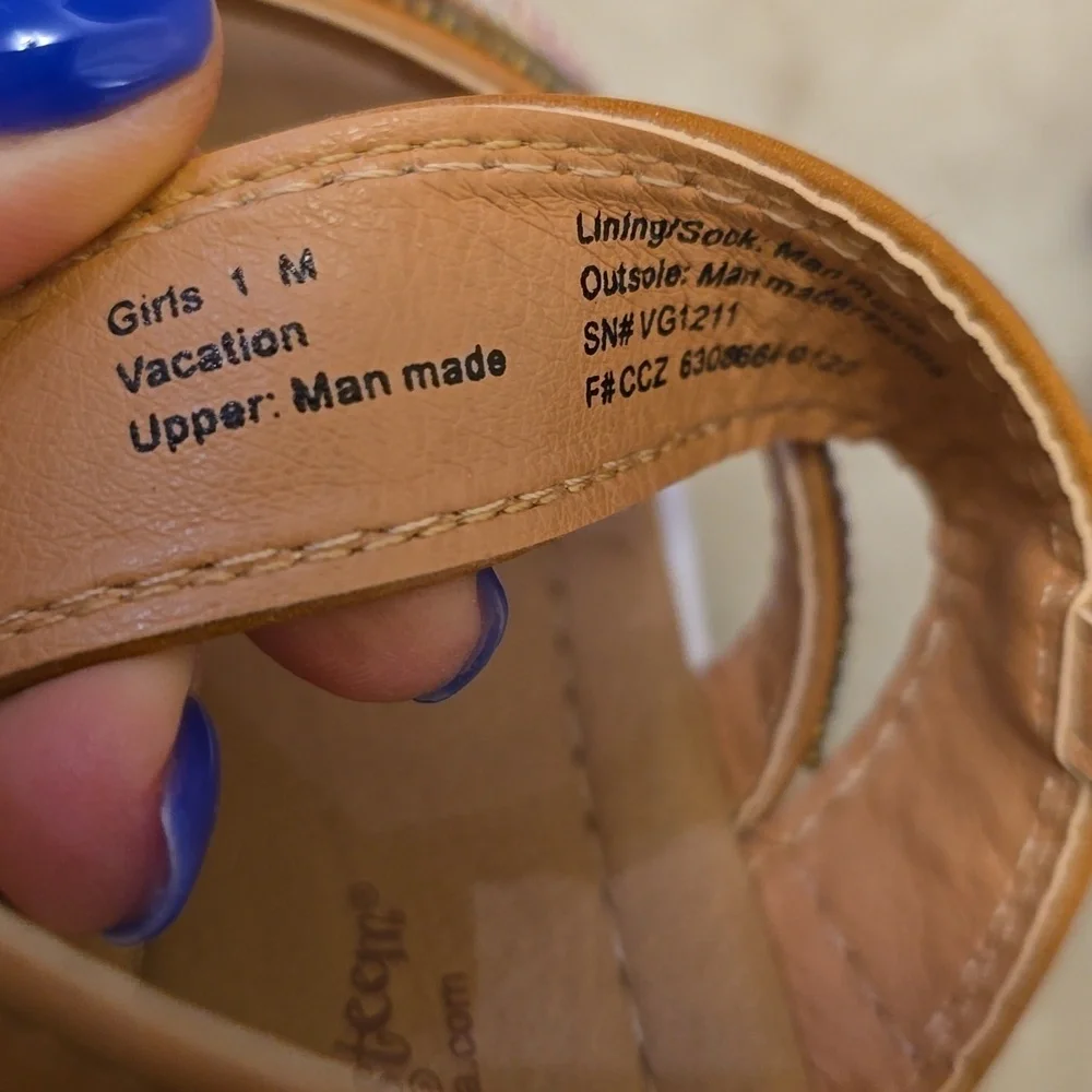 Girl's sandals. Size 1